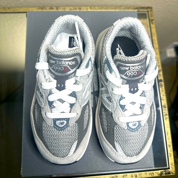 Kids New Balance Sneakers, 990v6, grey. Size 7med. - Picture 6 of 8